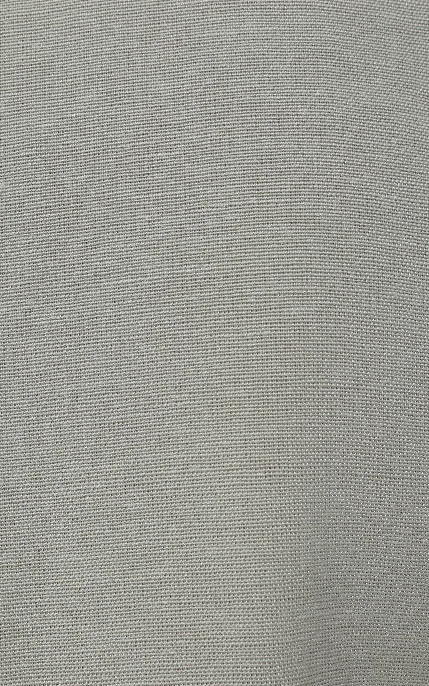 پیراهن زنانه کوتاه چندلایه با یقه مردانه و جزییات نوار تزیینی برند کلینز کد CL1074275 — تصویر ۲