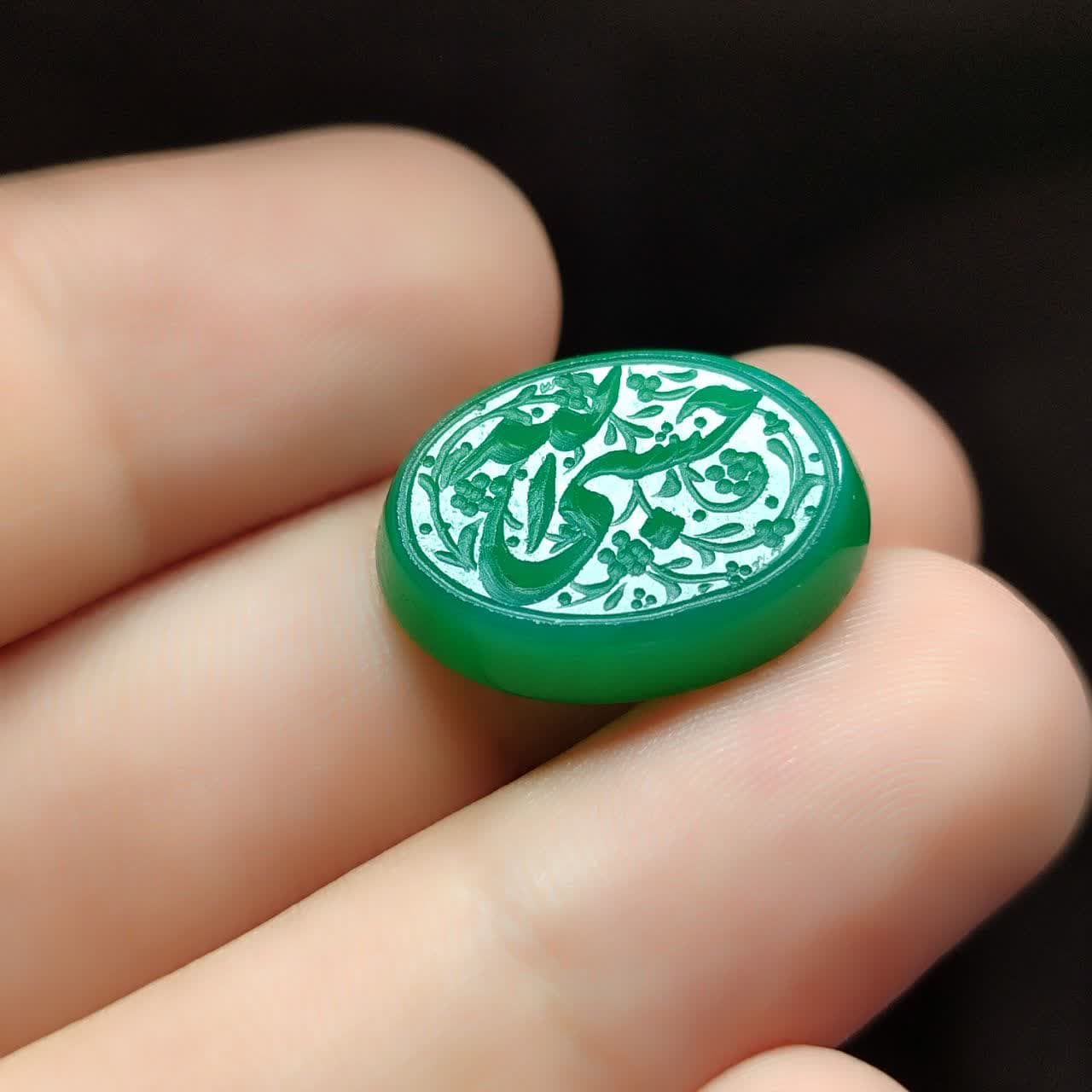 نگین عقیق سبز حکاکی حسبی الله کد 5853 — تصویر ۴