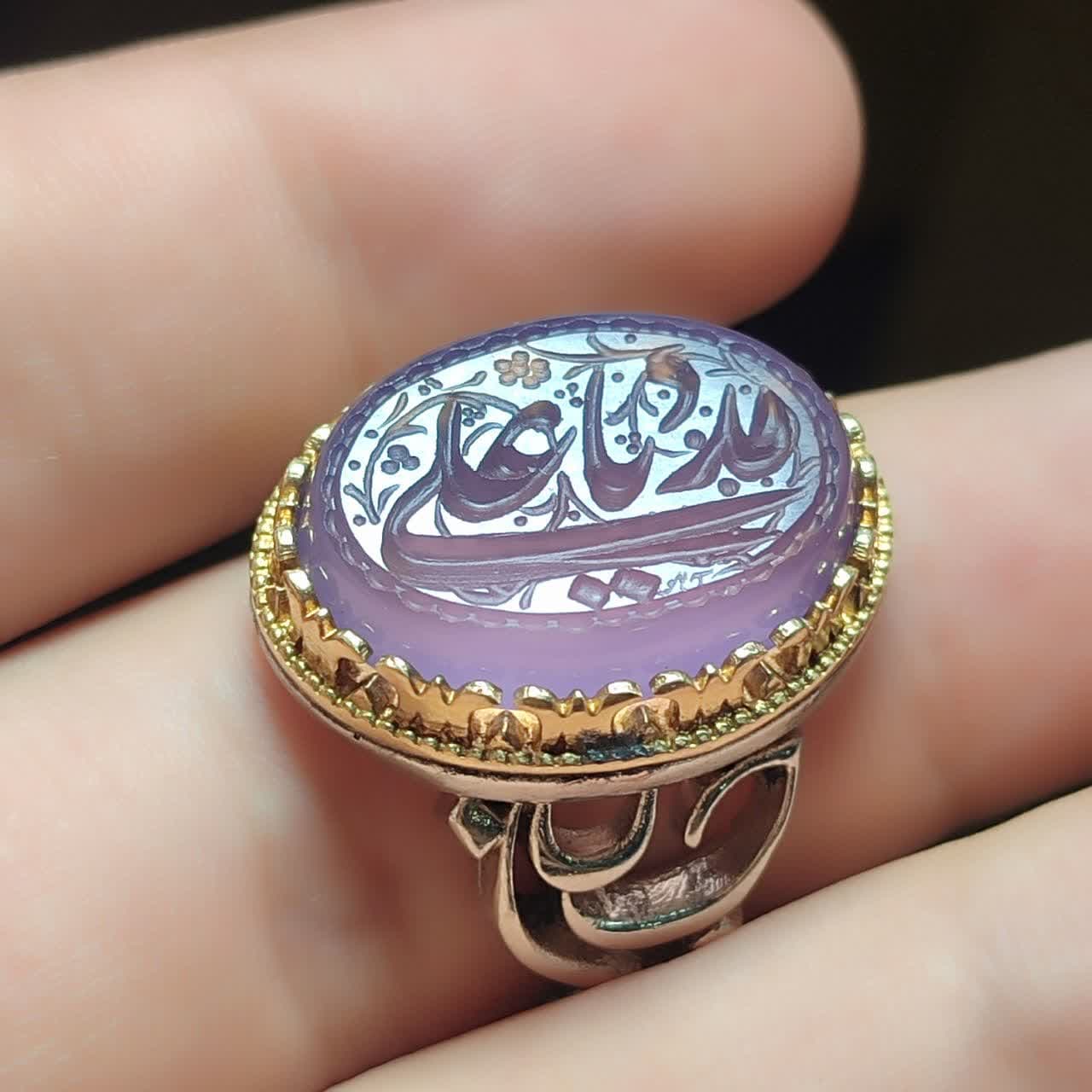 انگشتر آلیاژی باسنگ عقیق سوسنی حکاکی یاعلی مدد کد 5981 — تصویر ۲