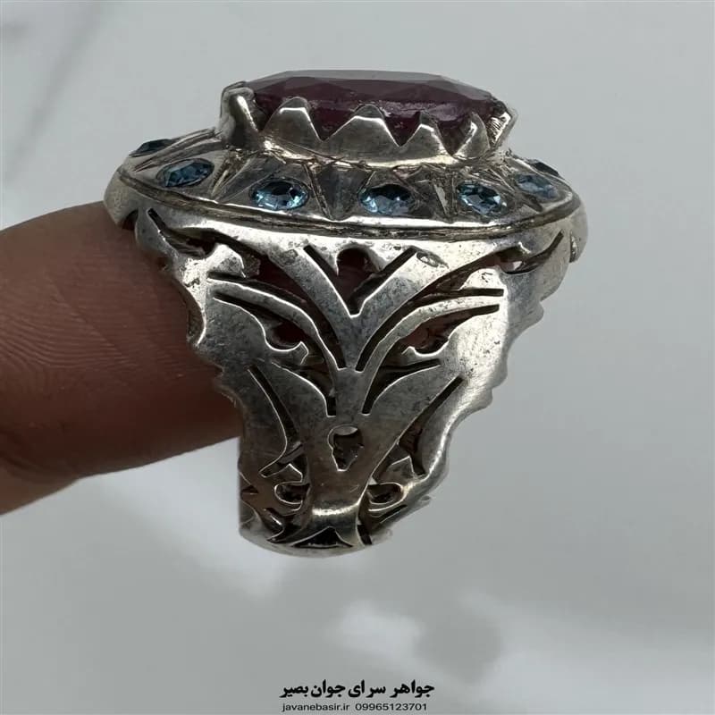 انگشتر یاقوت با مخراجکاری توپاز و رکاب نقره عیار ۹۵۰ — تصویر ۲