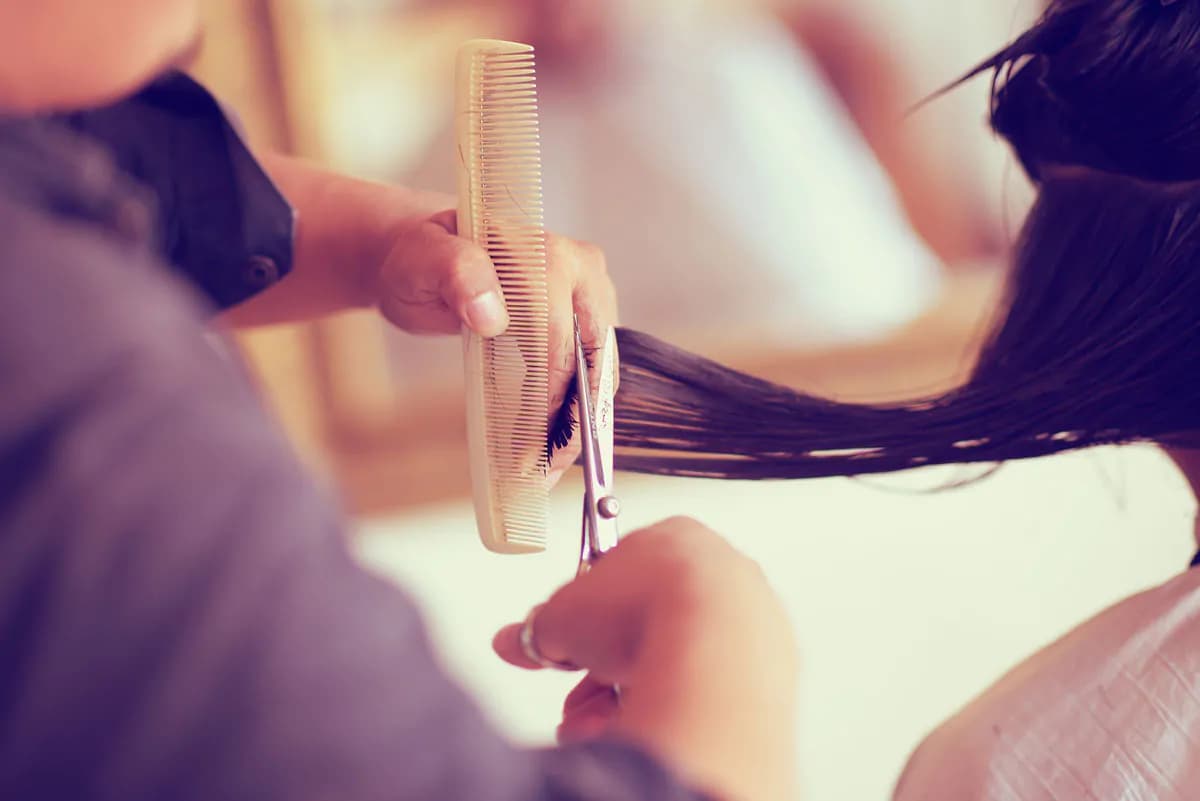 عکس استوک اصلاح و قیچی کردن مو سر