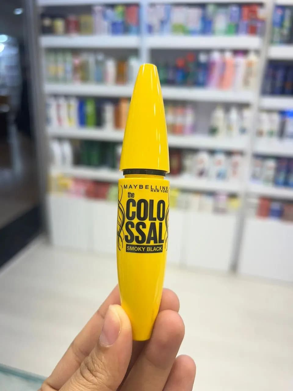ریمل میبلین زرد مدل The Colossal Smoky Black – حجمدهنده و مشکی عمیق — تصویر ۲