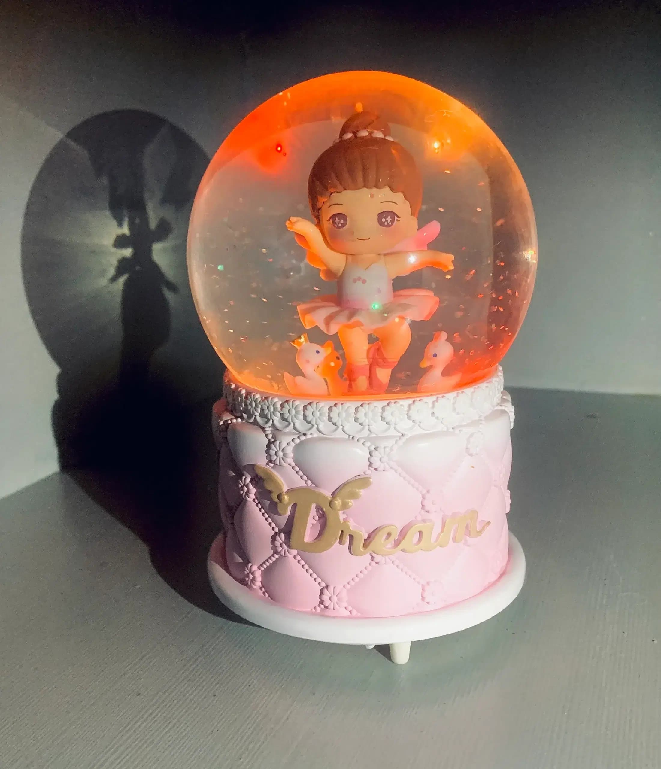 گوی موزیکال برفی پمپی و چراغدار سایز بزرگ مدل Dream — تصویر ۵