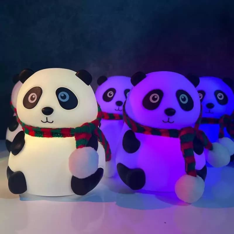 چراغ خواب سیلیکونی RGB مدل پاندای نشسته با شال گردن — تصویر ۴