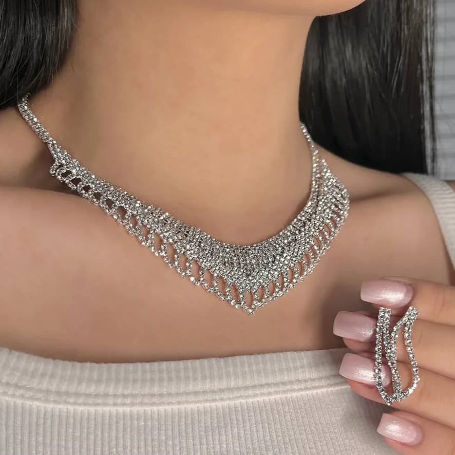 نیم ست گردنبند و گوشواره زنانه جواهری عروس فول نگین کاری شده رنگ نقره ای ضد حساسیت رنگ ثابت کد ztk