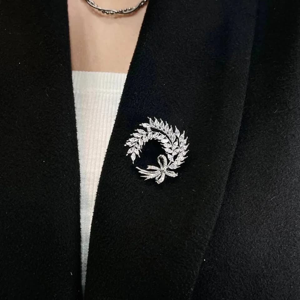 سنجاق سینه زنانه طرح دسته گندم نگین کاری شده رنگ طلایی و نقره ای آبکاری نقره ضد حساسیت رنگ ثابت کد ztk — تصویر ۲