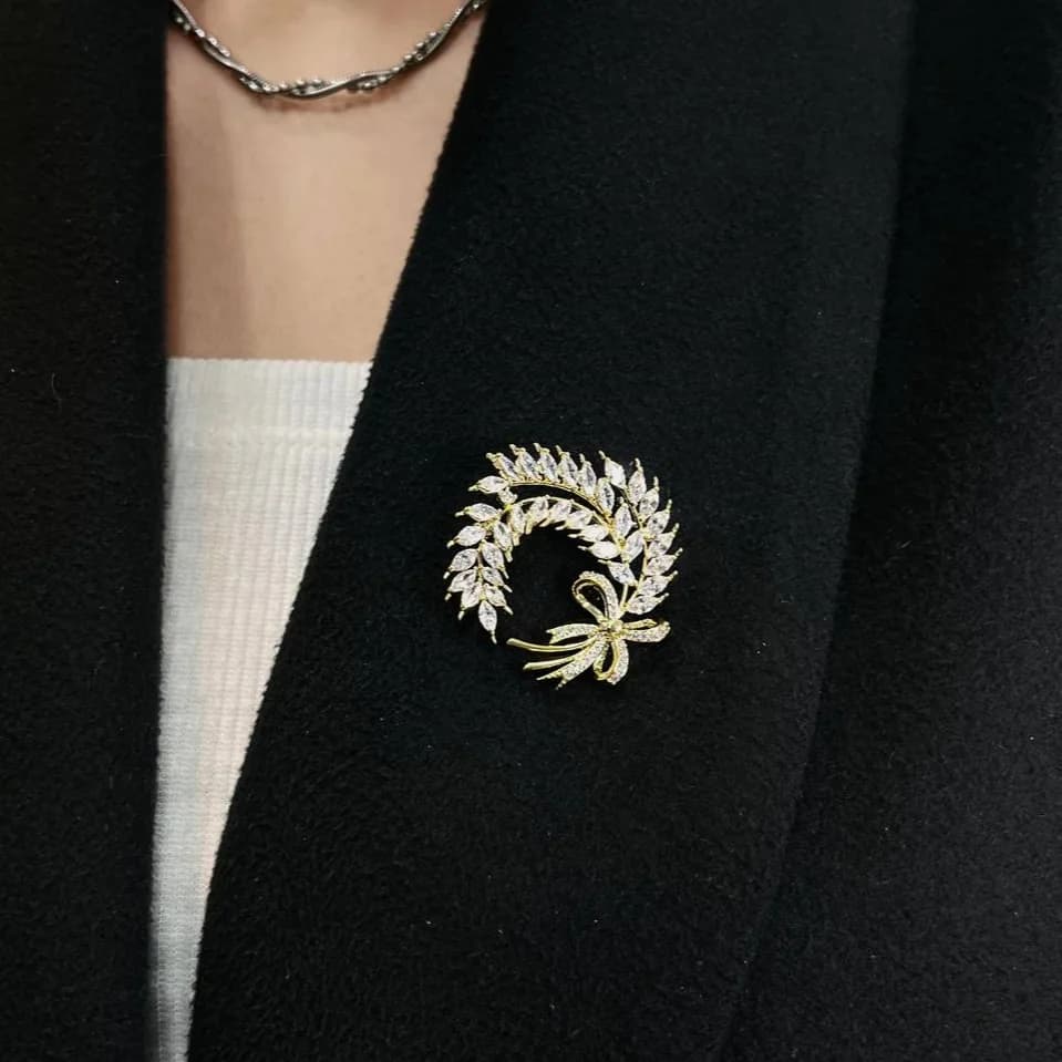 سنجاق سینه زنانه طرح دسته گندم نگین کاری شده رنگ طلایی و نقره ای آبکاری نقره ضد حساسیت رنگ ثابت کد ztk — تصویر ۴