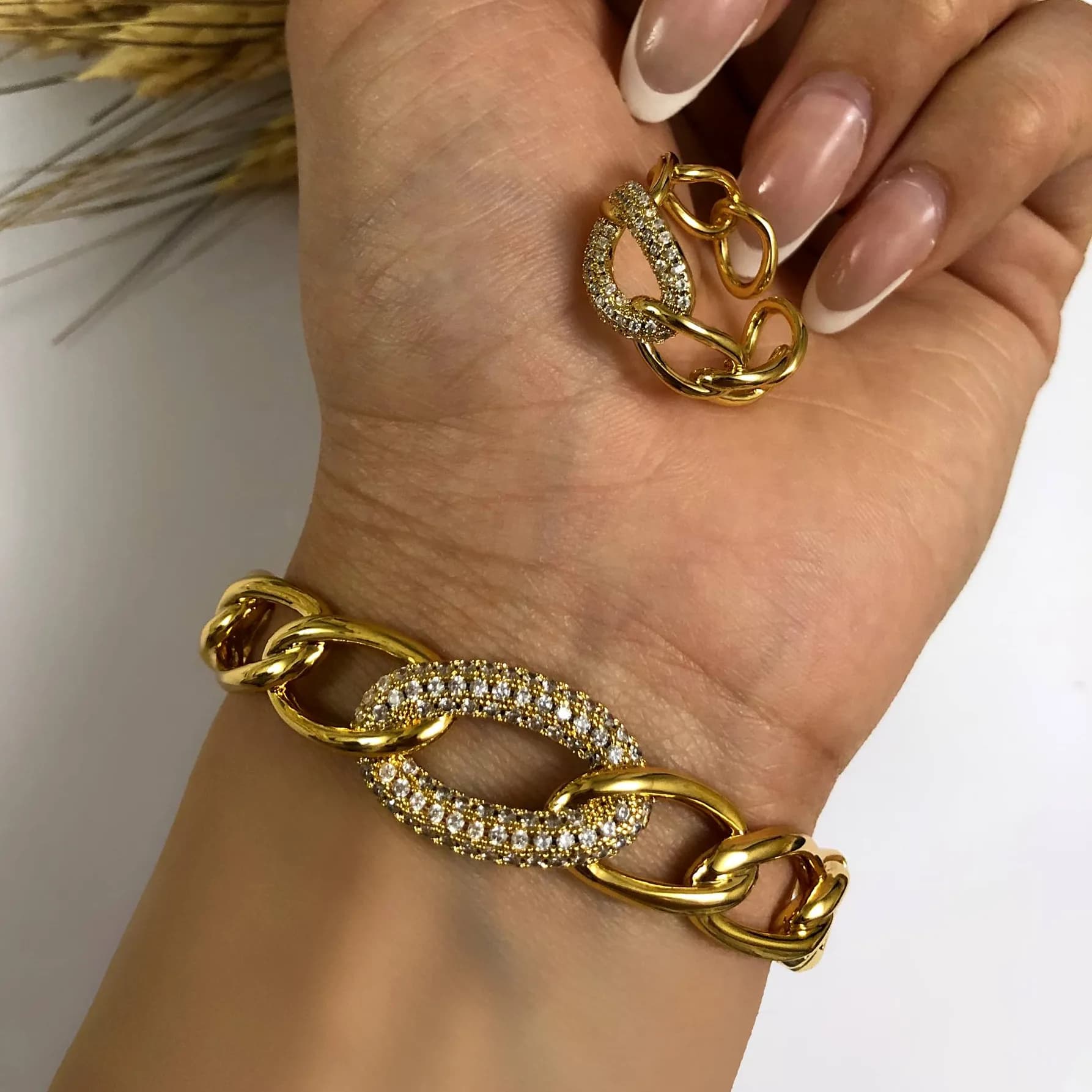 نیم ست دستبند و انگشتر زنانه کارتیر Cartier نگین کاری شده رنگ طلایی و نقره ای ضد حساسیت رنگ ثابت کد zsm — تصویر ۴