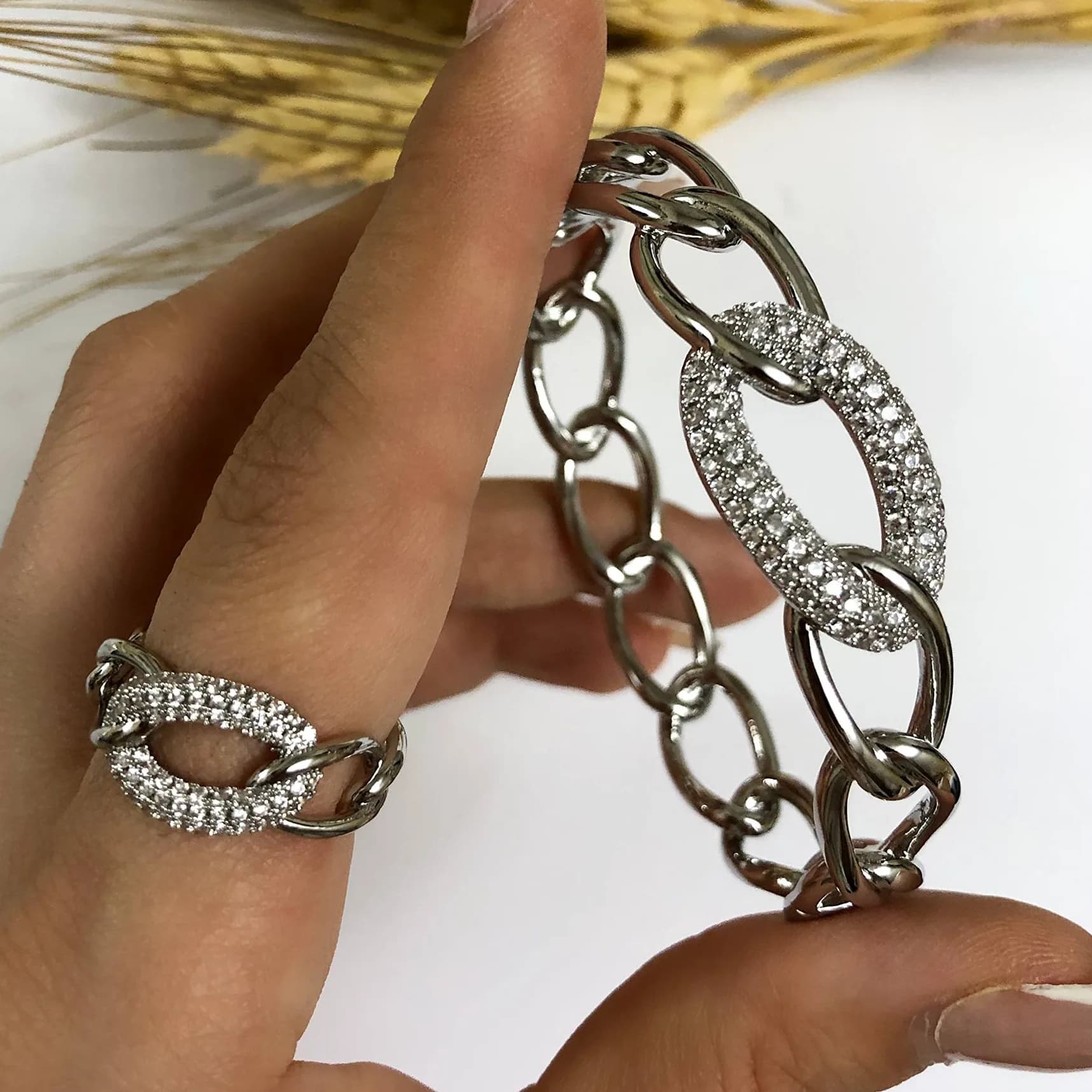 نیم ست دستبند و انگشتر زنانه کارتیر Cartier نگین کاری شده رنگ طلایی و نقره ای ضد حساسیت رنگ ثابت کد zsm — تصویر ۳