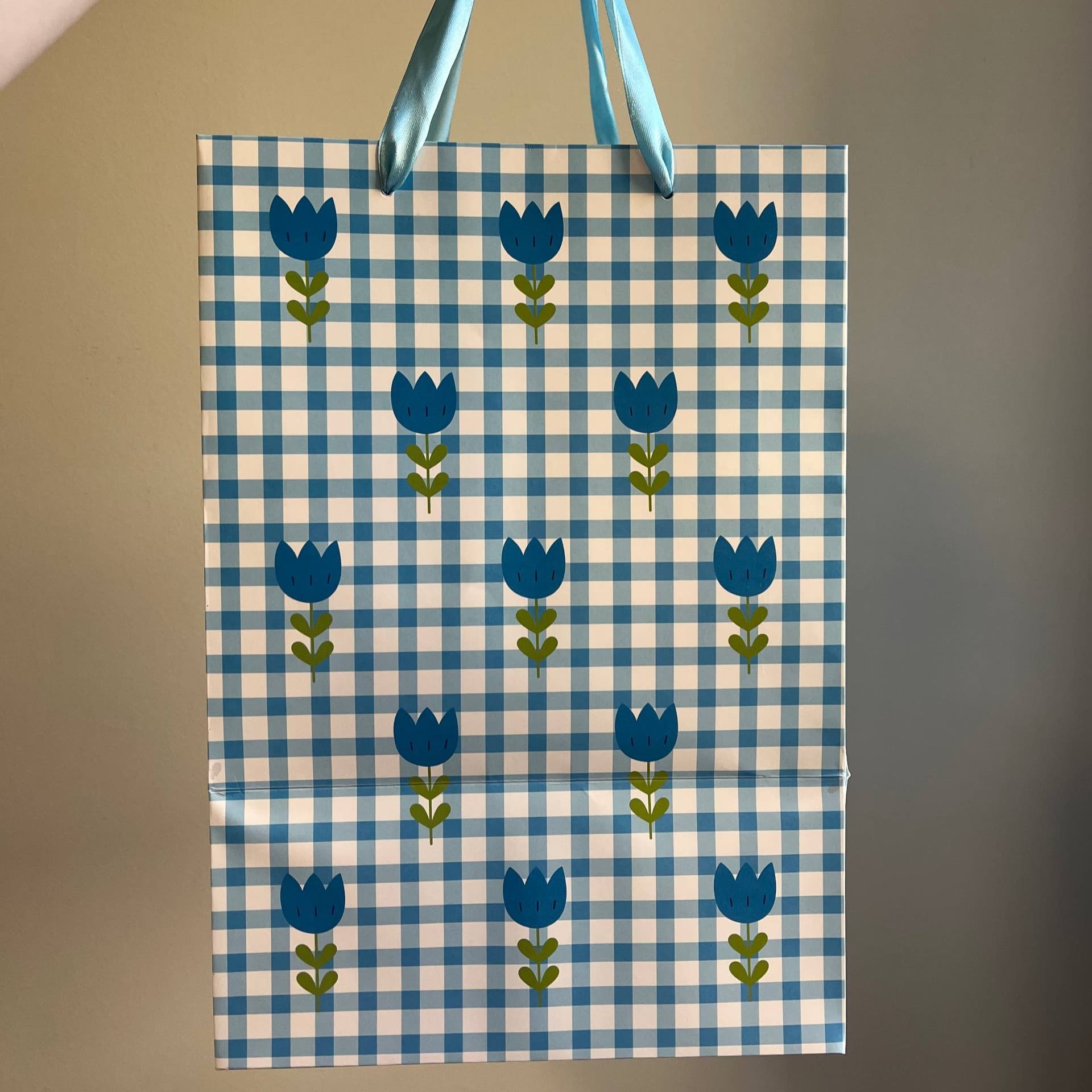 بگ کادویی سایز متوسط لاله صورتی و آبی کد 15 — تصویر ۲