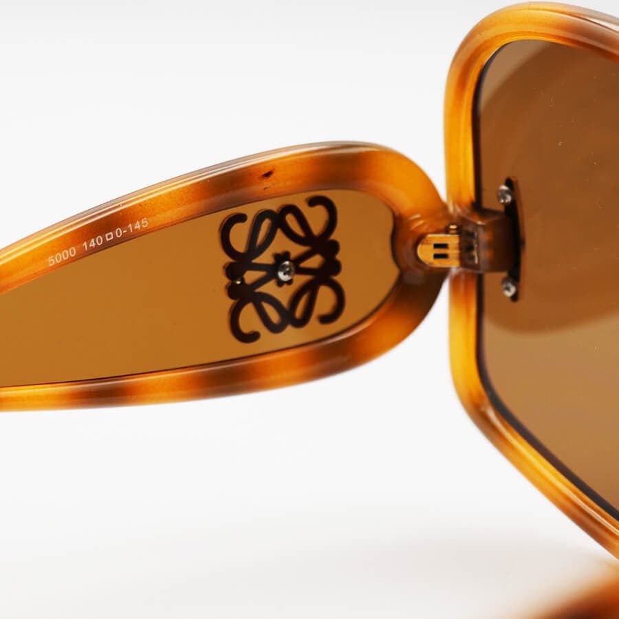 عینک آفتابی فانتزی LOEWE با فریم رنگ هاوانا، اور سایز، دسته پهن و عدسی رنگ قهوهای مدل 5000 — تصویر ۶