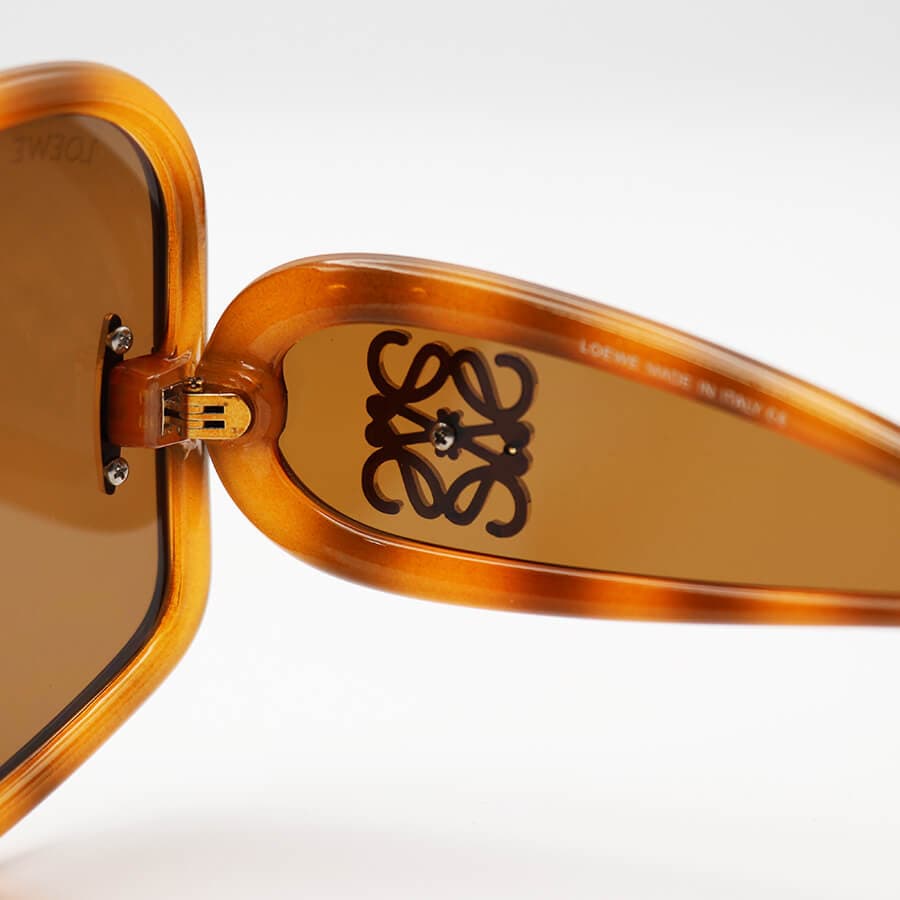 عینک آفتابی فانتزی LOEWE با فریم رنگ هاوانا، اور سایز، دسته پهن و عدسی رنگ قهوهای مدل 5000 — تصویر ۴