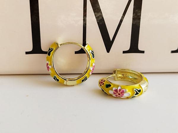 گوشواره میناکاری زرد حلقه ای طرح گل کد 10406