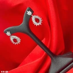 گوشواره نقره زنانه با نگین یاقوت سرخ مدل شاهکار 925 عیار با روکش طلای سفید طرح جواهر — تصویر ۲