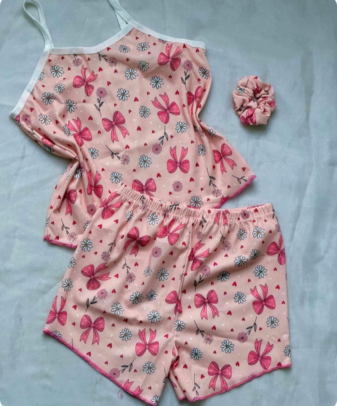ست کراپ شورتک کبریتی طرح پاپیون صورتی+کش مو | 36 تا 42 — تصویر ۳