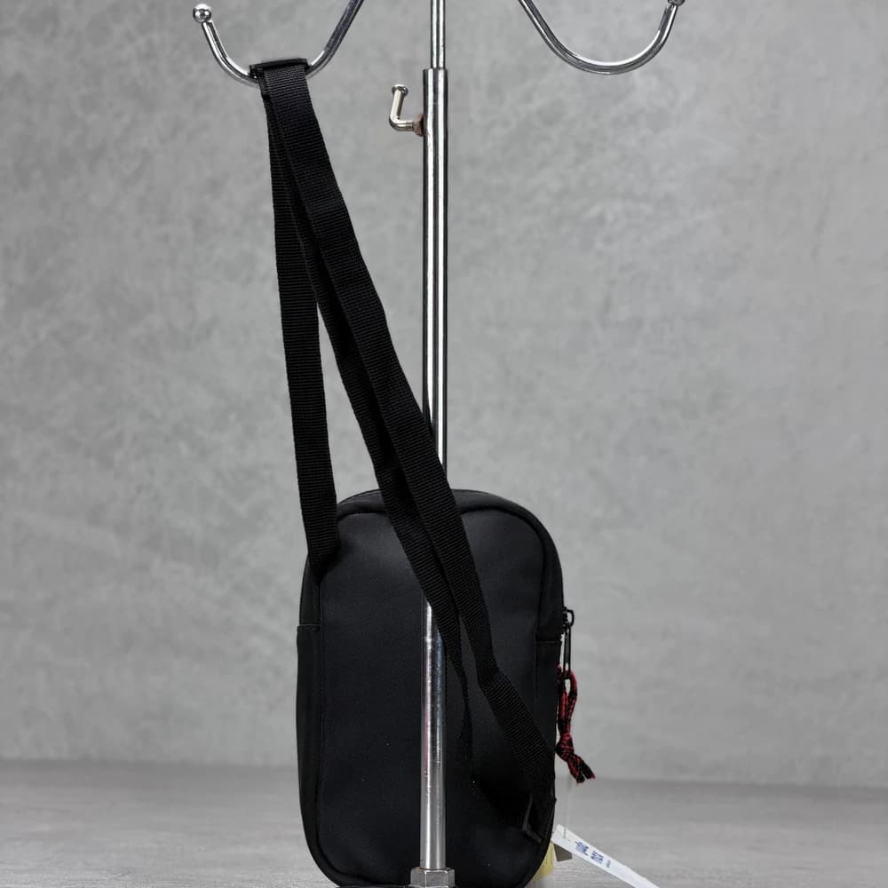 کیف کراس بادی موبایلی اورجینال برند مکس (MAX) | طراحی مینیمال با گلدوزی خاص رنگ مشکی — تصویر ۴