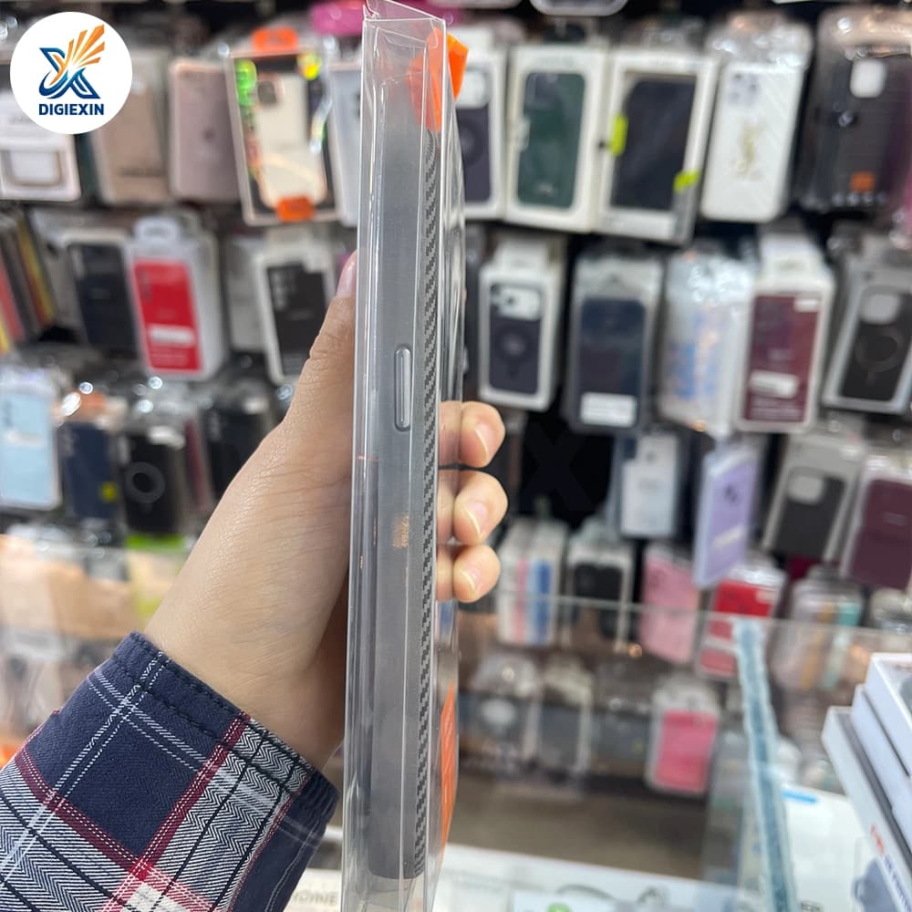 کاور فشن طرح کربن مناسب برای آیفون 15 پرومکس — تصویر ۳