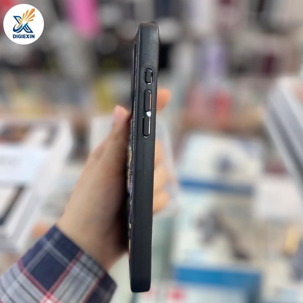 کاور UAPROTECT طرح گلدوزی مناسب برای آیفون 15 پرومکس — تصویر ۵