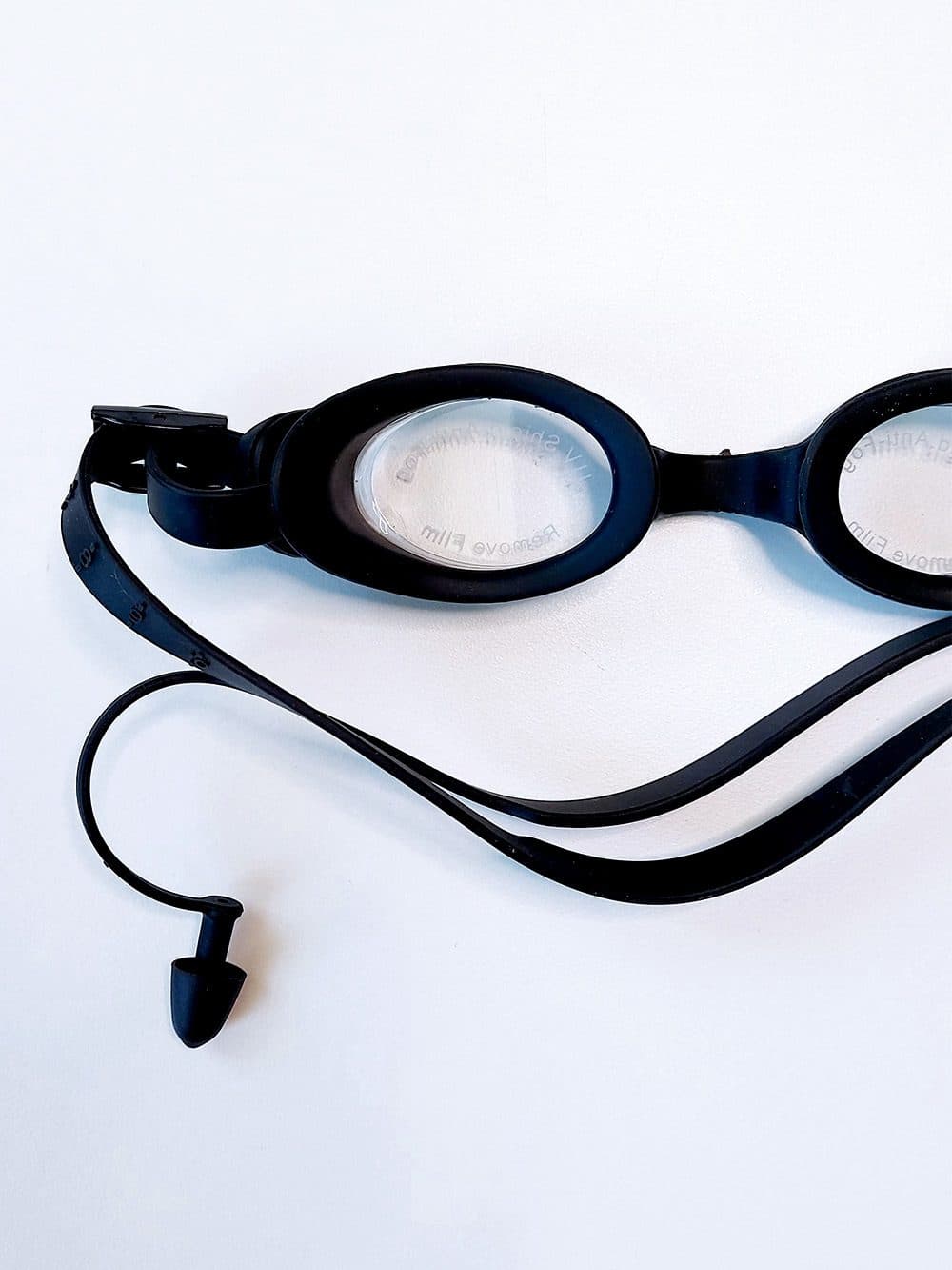 عینک شنا گوشگیر دار چسبیده زنانه و مردانه مشکی رنگ ضد بخار اسپیدو ( Speedo ) — تصویر ۵