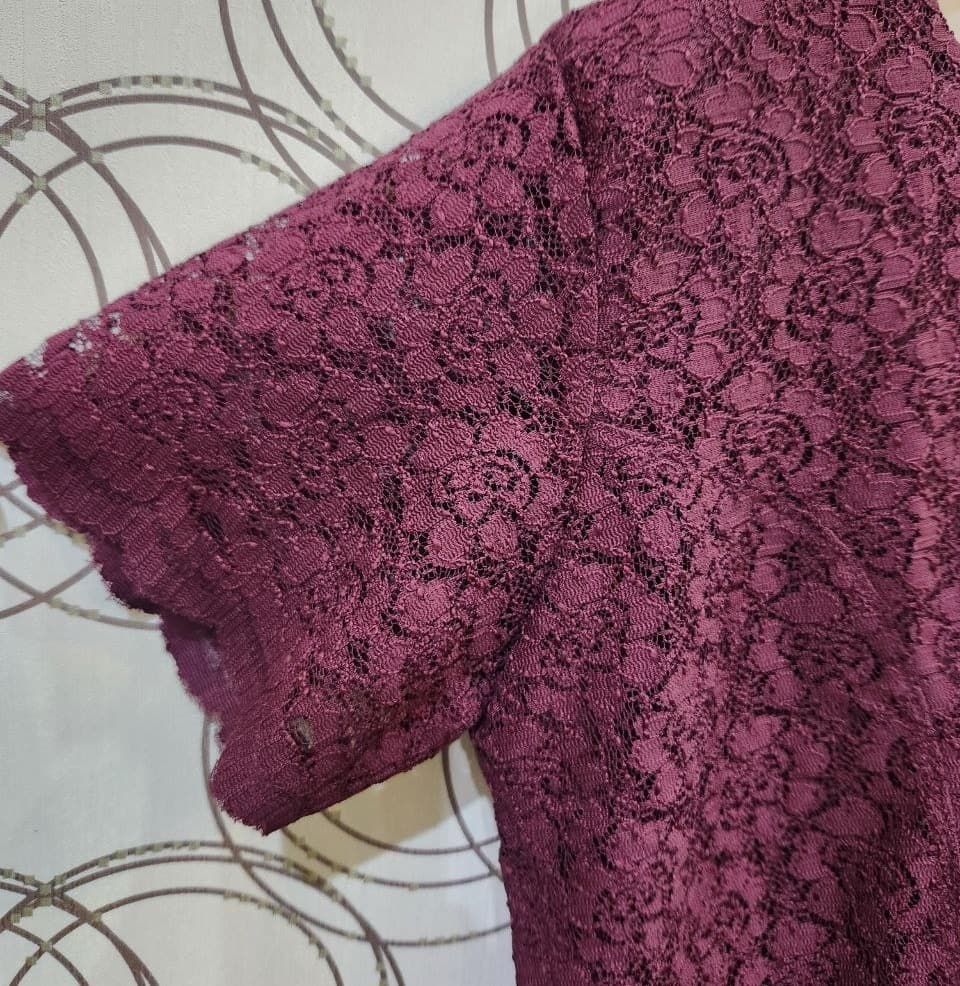 شومیز گیپور دانتل زنانه آستین کوتاه شیک زرشکی 2-8035 SIS — تصویر ۴