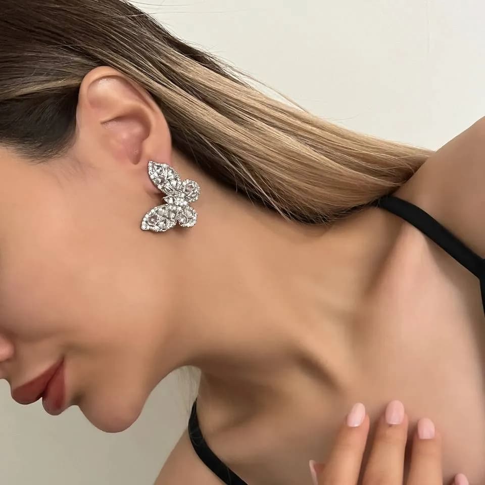 گوشواره زنانه طرح پروانه نگین کاری شده آبکاری نقره ضد حساسیت رنگ ثابت کد zmc — تصویر ۲