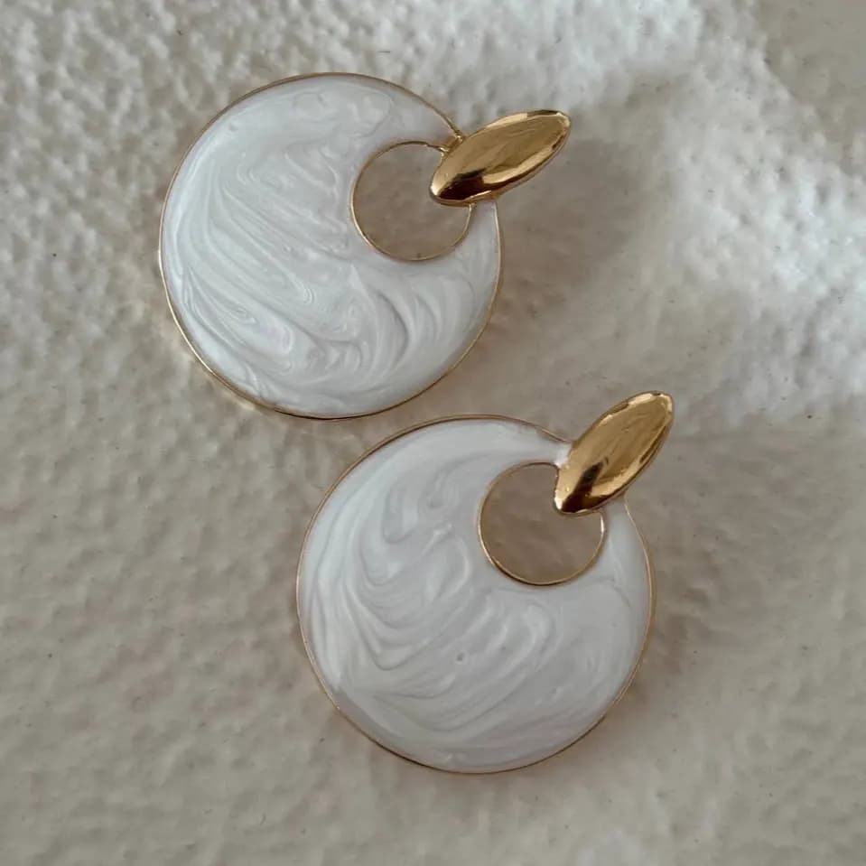 گوشواره زنانه طرح حلقه ای پینترستی رنگ طلایی سفید مناسب روزمره و مهمانی میناکاری شده ضد حساسیت و رنگ ثابت کد zgc