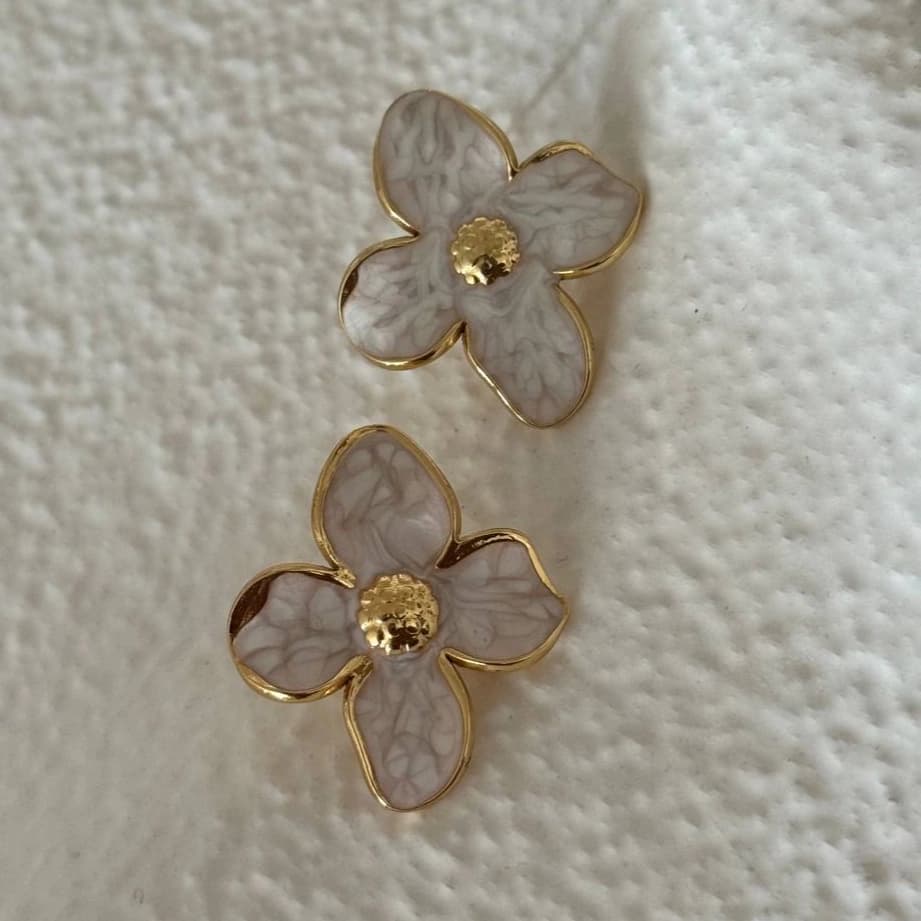 گوشواره زنانه طرح گل چهار برگ (ونکلیف Vancleef) رنگ طلایی کرم میناکاری شده و رنگ ثابت کد zgc
