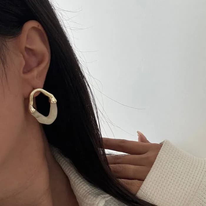 گوشواره زنانه رزینی طرح مینیمال حلقه ای رنگ طلایی کرم مناسب روزمره و مهمانی آبکاری درجه یک نقره ضد حساسیت و رنگ ثابت کد zgc