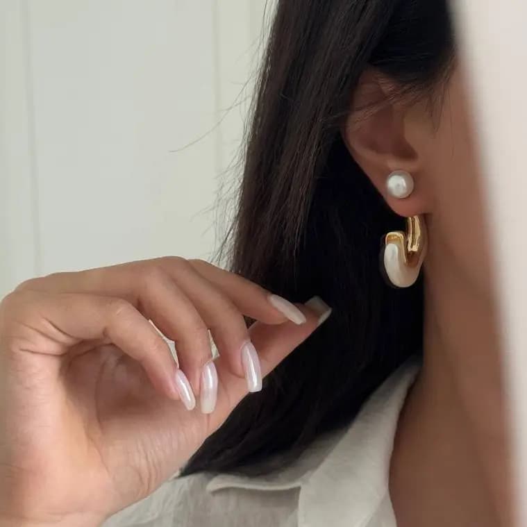 گوشواره زنانه منحنی مرواریدی با صدف طبیعی رنگ طلایی و نقره ای رنگ ثابت کد zgc — تصویر ۳