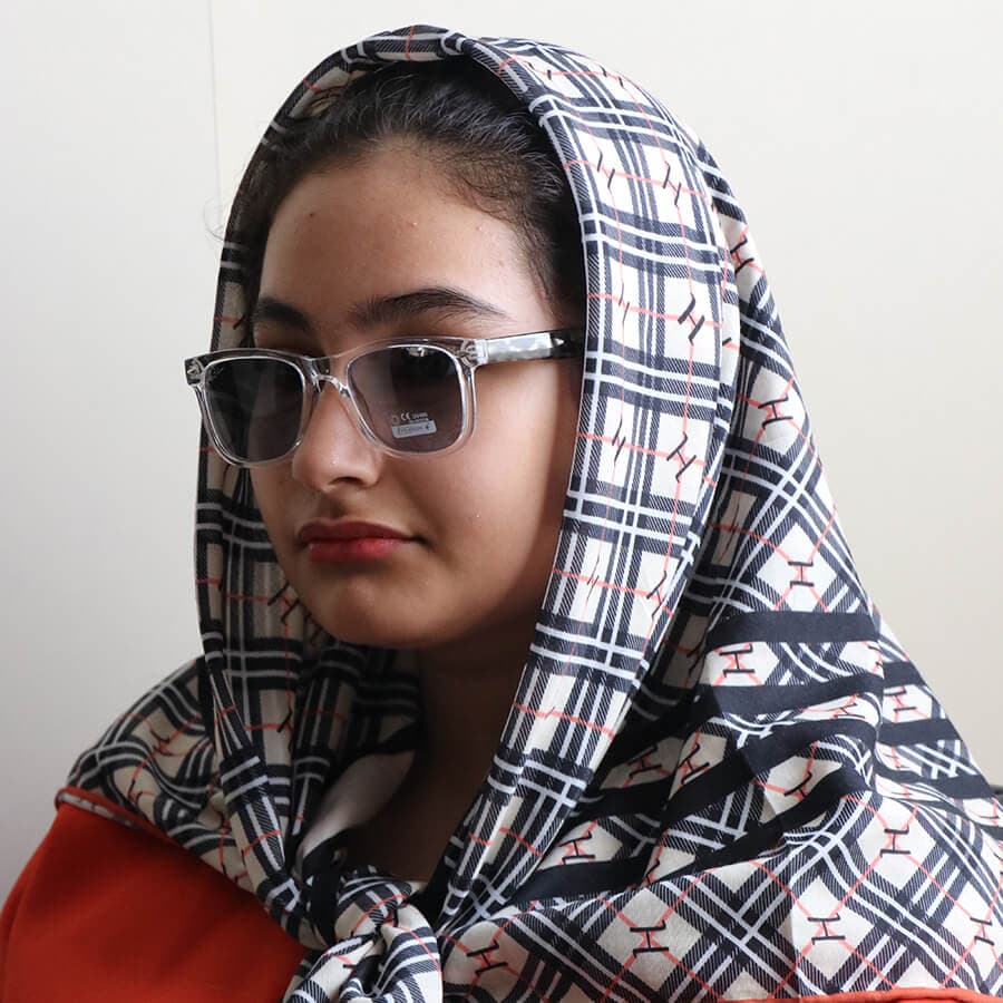 عینک آفتابی ریبن با فریم مشکی براق، شکل ویفرر، دسته سیمدار و لنز پلاریزه و دودی تیره مدل 66805 — تصویر ۲