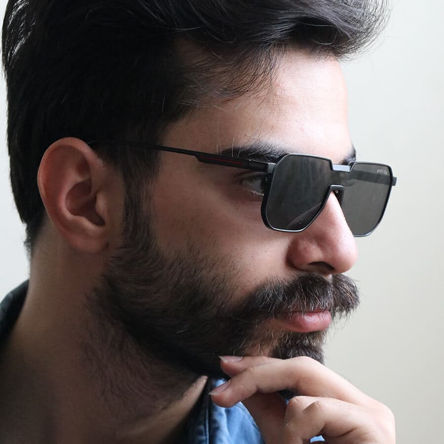 عینک آفتابی پلیس با فریم طلایی رنگ، مربعی شکل و عدسی یک تکه و دودی تیره مدل 33398 — تصویر ۲