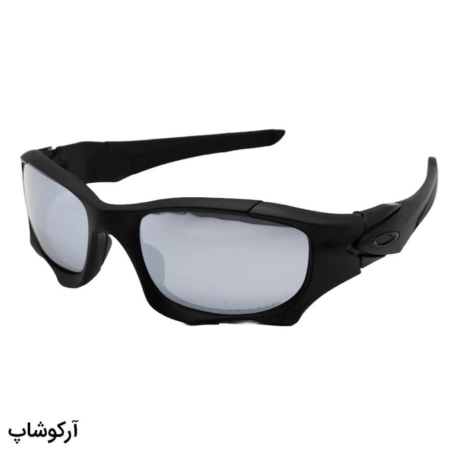 عینک آفتابی پلاریزه OAKLEY با فریم رنگ مشکی و لنز آینهای و نقره ای مدل PIT BUSS – OO9137-02