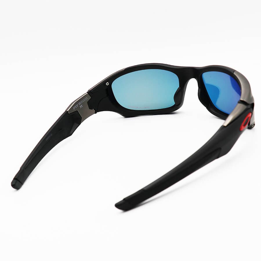عینک آفتابی پلاریزه OAKLEY با فریم رنگ مشکی و لنز آینهای و نقره ای مدل PIT BUSS – OO9137-02 — تصویر ۱۱
