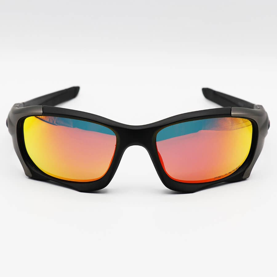 عینک آفتابی پلاریزه OAKLEY با فریم رنگ مشکی و لنز آینهای و نقره ای مدل PIT BUSS – OO9137-02 — تصویر ۱۰