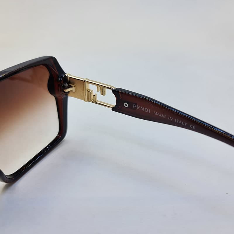 عینک آفتابی مربعی شکل Fendi با فریم قهوه ای و لنز قهوه ای سایه روشن مدل 6063 — تصویر ۶