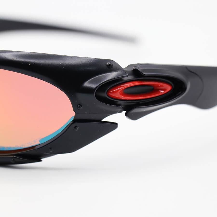 عینک آفتابی OAKLEY با فریم رنگ مشکی، لنز پلاریزه، آینهای و رنگ قرمز به همراه پک اصلی مدل 9367 — تصویر ۶