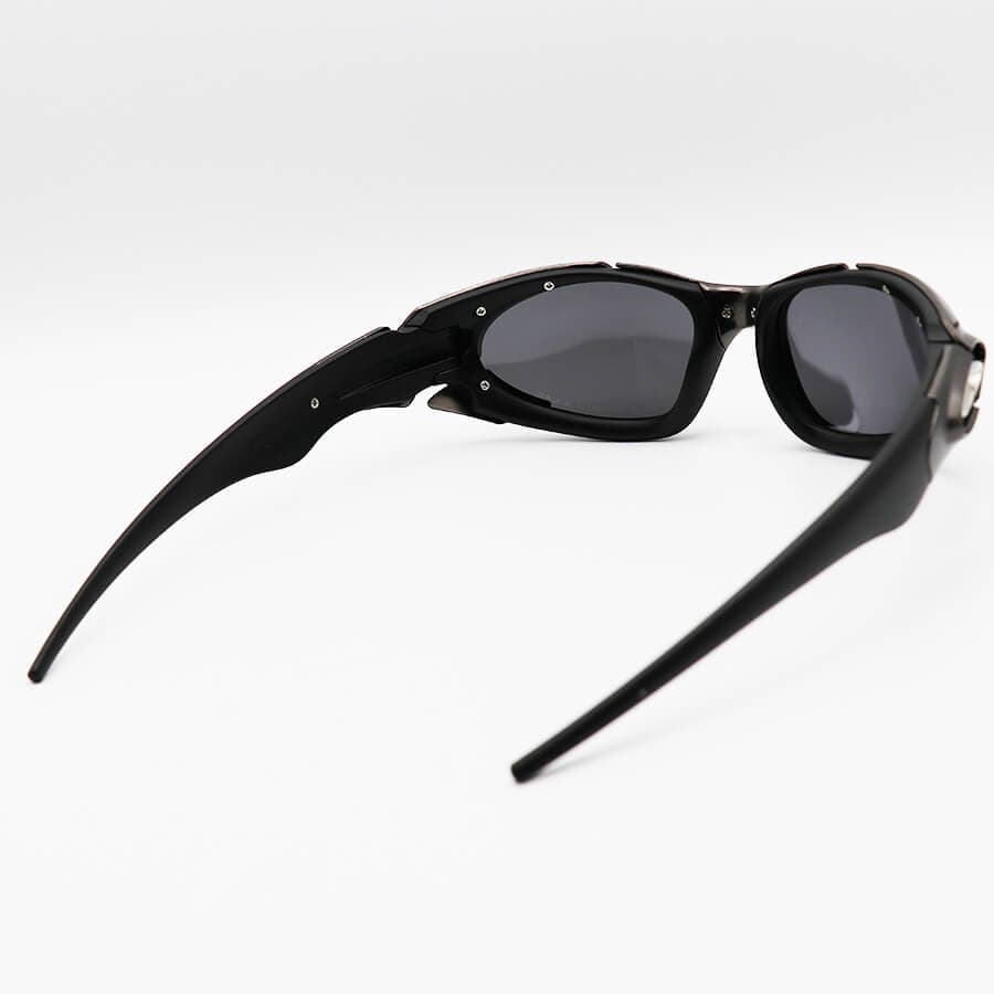 عینک آفتابی پلاریزه OAKLEY با فریم فلزی، رنگ نوک مدادی و لنز آینهای و نقرهای به همراه پک مدل 9367 — تصویر ۴