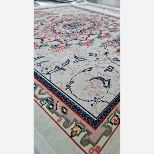 فرشینه مخمل ترک طرح کلاسیک تبریز رنگ کرم روشن کد R180 — تصویر ۵