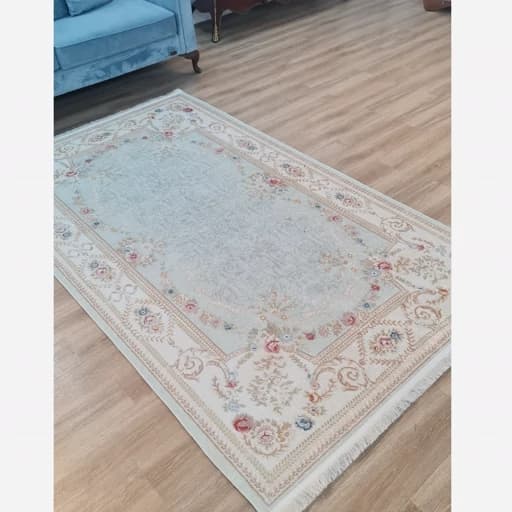 فرشینه مخمل ترک لوکس طرح کلاسیک، آبی پاستلی و کرم گلدار – کد M109