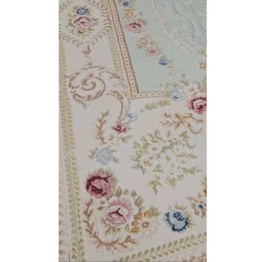 فرشینه مخمل ترک لوکس طرح کلاسیک، آبی پاستلی و کرم گلدار – کد M109 — تصویر ۳