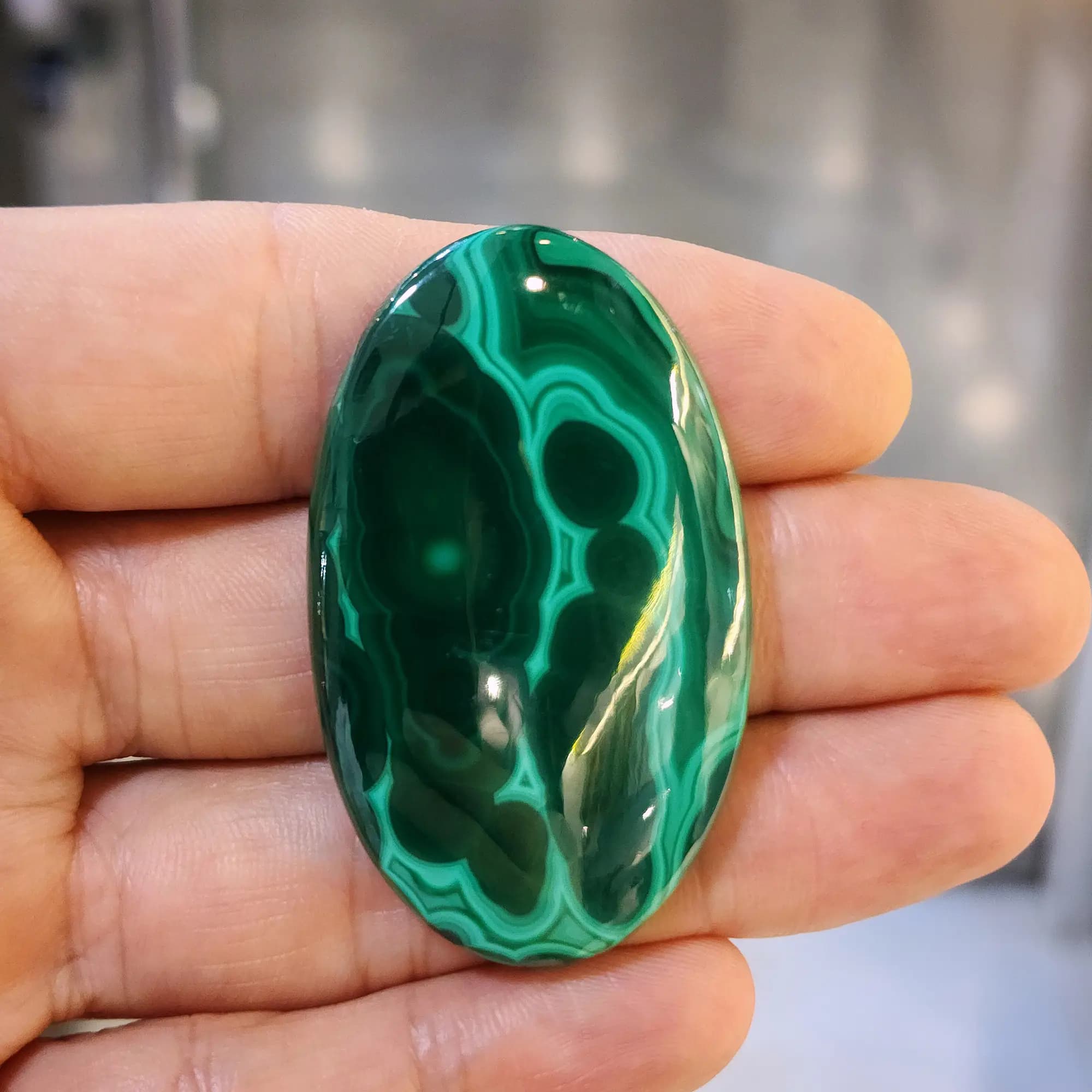 سنگ مالاکیت طبیعی و کم نظیر کُنگو (قواره درشت) — تصویر ۳