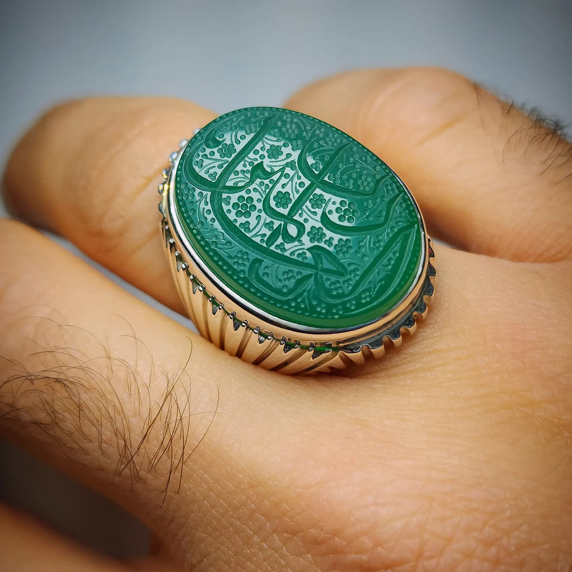 انگشتر عقیق سبز دستساز با حکاکی “یا رب العالمین” (سفارشی) — تصویر ۵