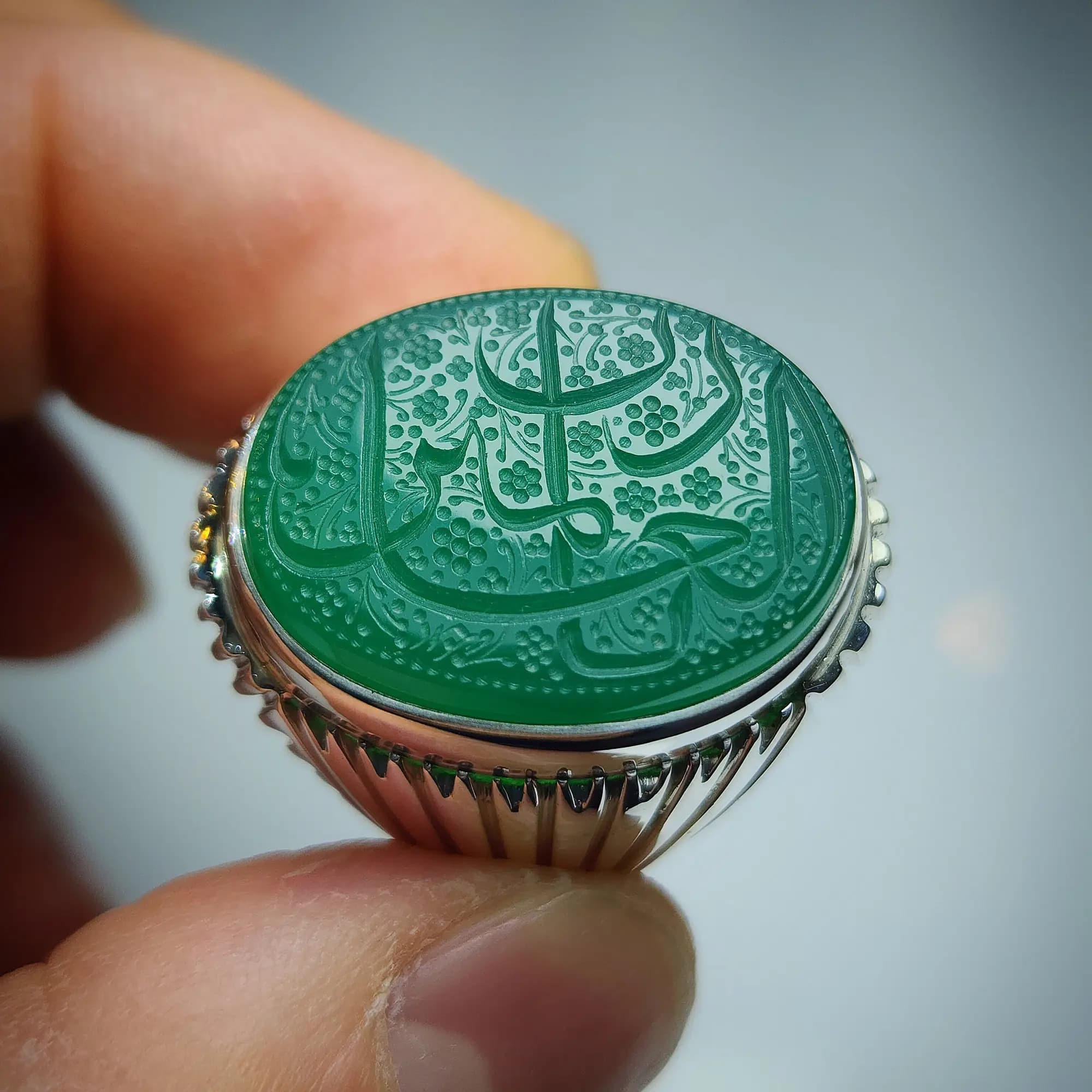 انگشتر عقیق سبز دستساز با حکاکی “یا رب العالمین” (سفارشی) — تصویر ۲