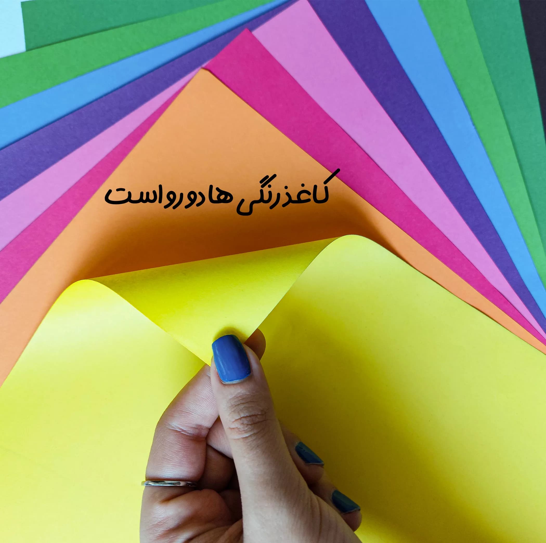 کاغذ رنگی A4 مدل دو رو طرح پشت شطرنجی به همراه مقوا و چسب ماتیکی و قیچی بسته 42 عددی — تصویر ۳