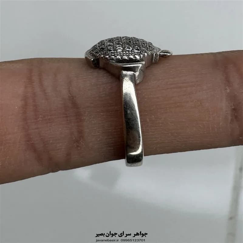 انگشتر نقره دخترانه با طراحی کتری و نگینهای ریز — تصویر ۲
