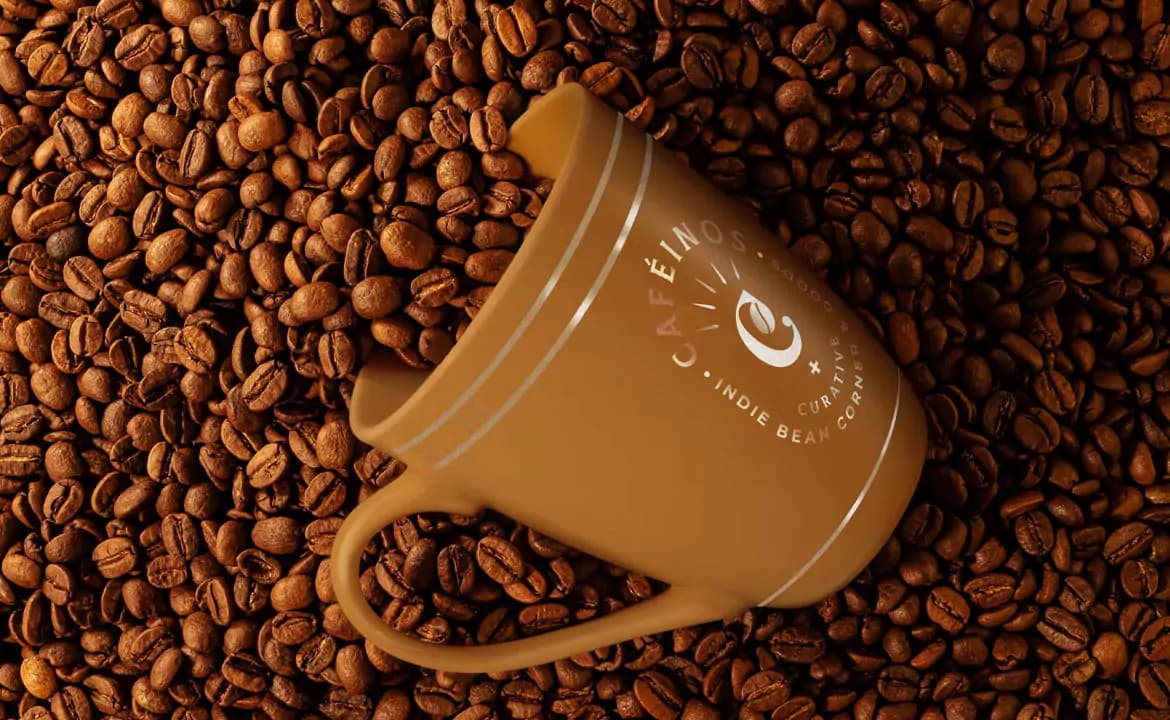 موکاپ برندینگ قهوه روی ماگ و کارت ویزیت — تصویر ۳