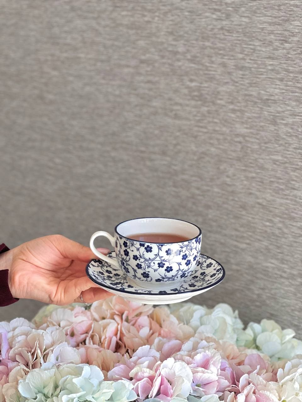 فنجان و نعلبکی چای خوری چینی دنی پلاس – طرح گل سرمه ای — تصویر ۴