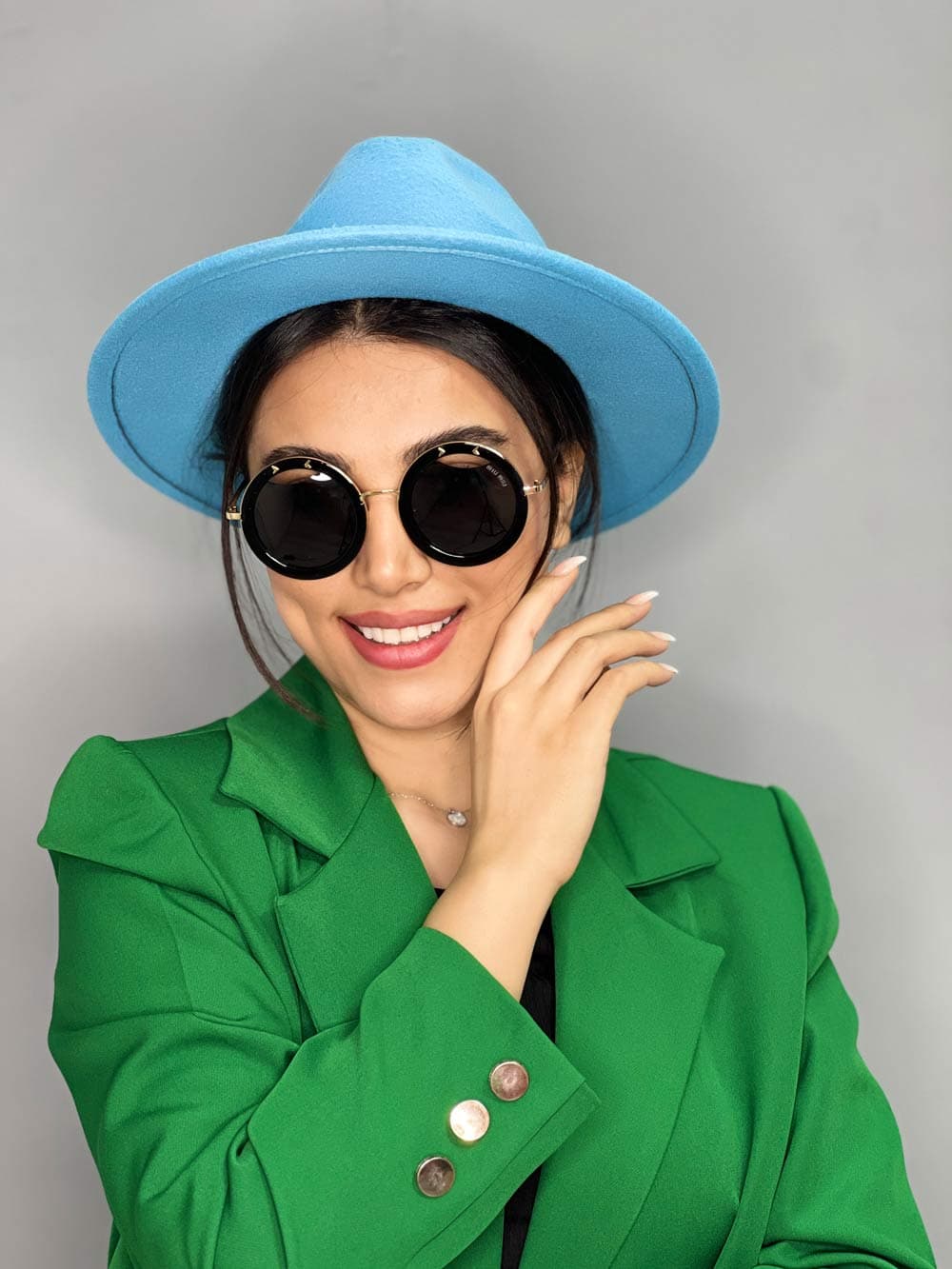 عینک آفتابی زنانه گرد مشکی برند miu miu پلاریزه — تصویر ۳