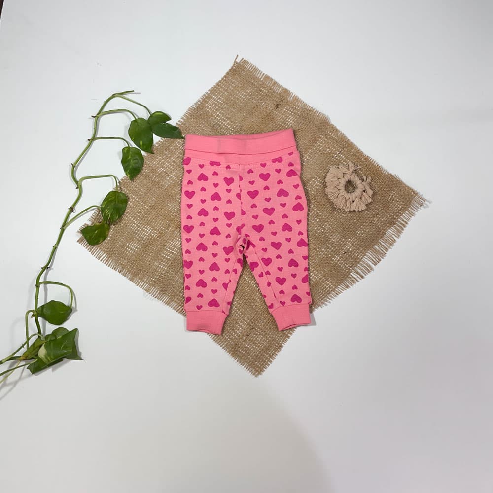 شلوار نوزادی دخترانه راسته برند Iupilu طرح قلب قلبی کمر پاکتی صورتی کم رنگ – 0 تا 3 ماه