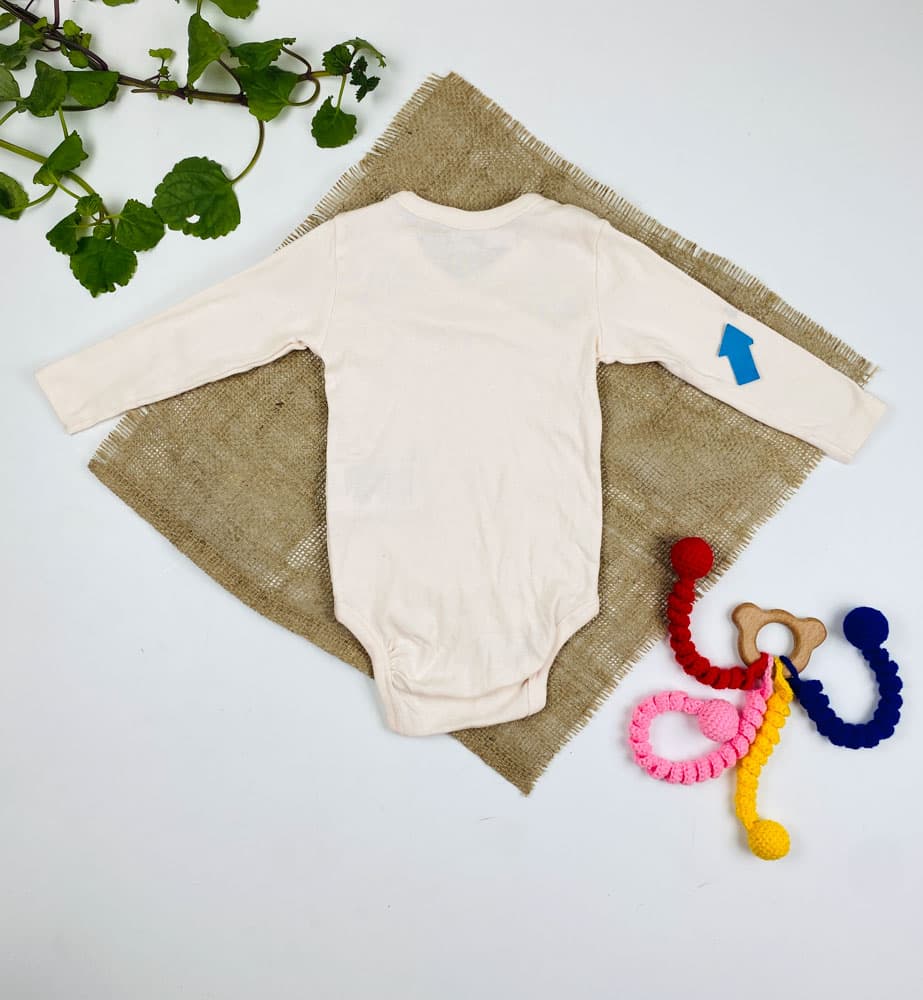 ایراد دار _ بادی نوزادی آستین بلند برند لوپیلو طرح ساده یقه هفت به حالت کج دکمه ای نباتی رنگ – 2 تا 6 ماه — تصویر ۸